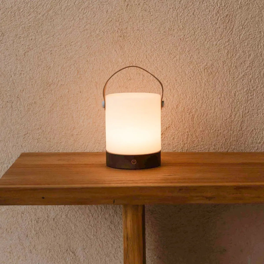 Avery donkerbruine oplaadbare houten tafellamp – draadloos en dimbaar met leren band