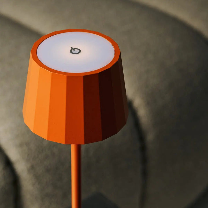 Combi Set Professional-8 x Wouter Blossom Orange Oplaadbare tafellampen & 1 x Central Station draadloos oplaadstation met Qi-Technology-Perfect voor restaurants, gastvrijheid en hotels