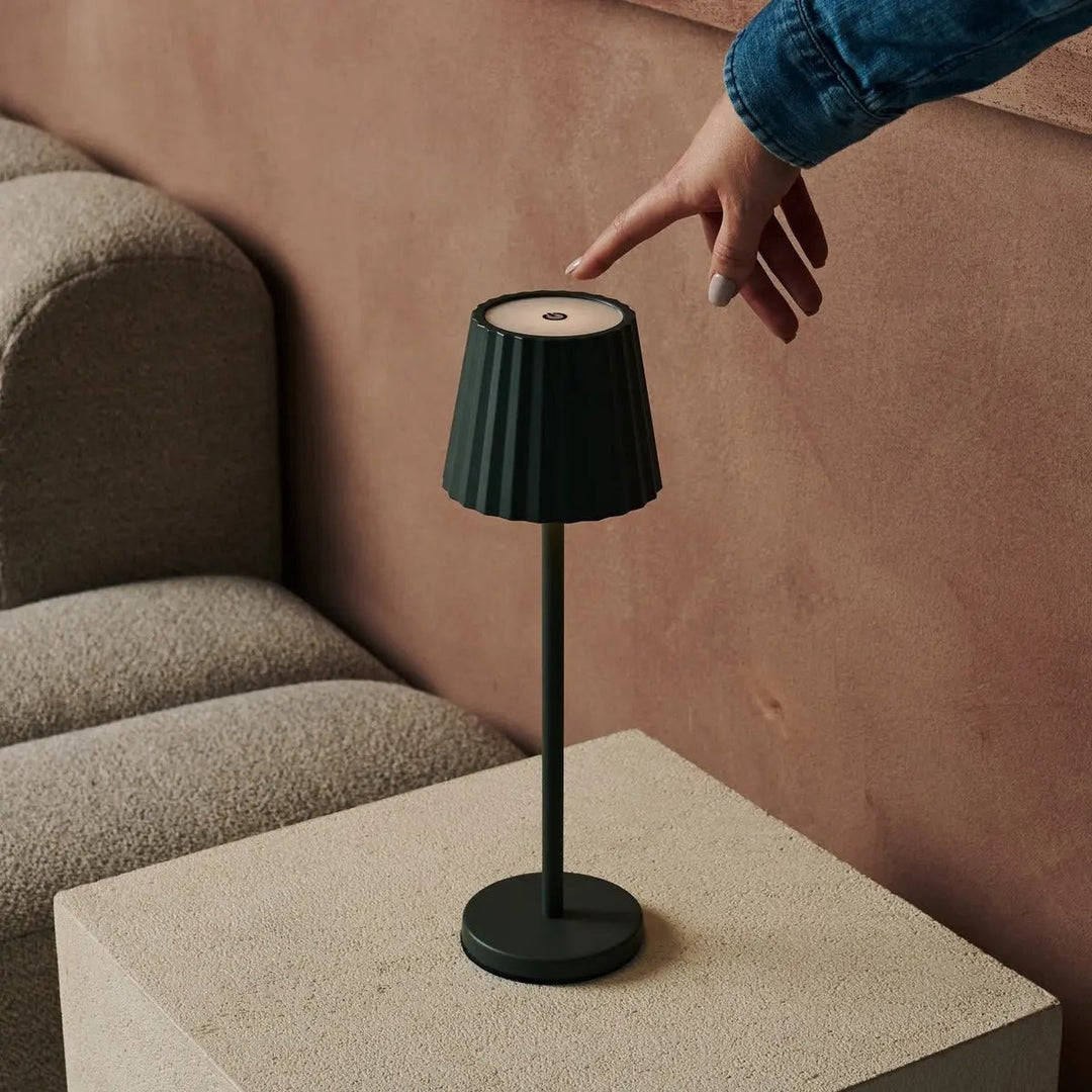 Maya olijfgroen geribbelde tafellamp gemaakt van ijzer - dimbare lamp en 3 lichtmodi, oplaadbaar via draadloos laadstation