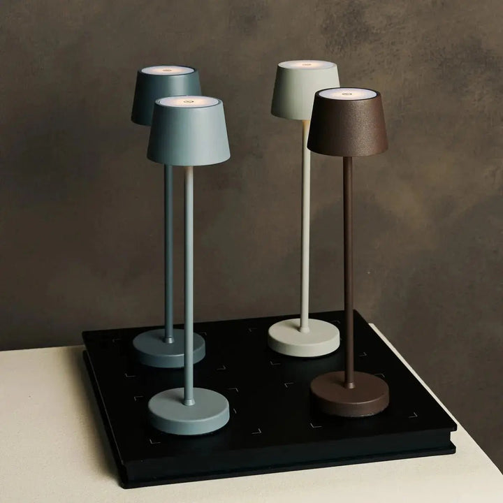 Combi Set Professional – 4 x Vondel Mini Stone Grey Rechargeable Table Lamps & 1 x Amstel Wireless Charging Station with Q1-Technology – Perfect for Restaurants, Hospitality & Hotels