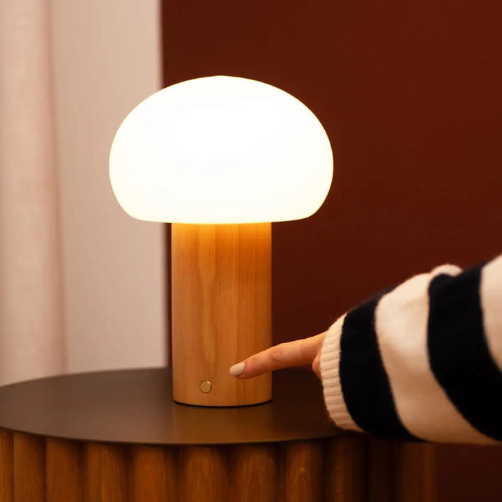 Sam lichtbruine houten tafellamp met glas en oplaadbare batterij | Dimbare en veelzijdige verlichting