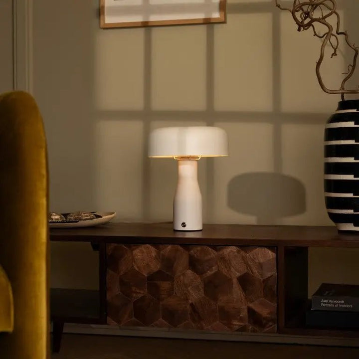 Jape witte metalen tafellamp – tijdloos design, warm licht en elegante stijl