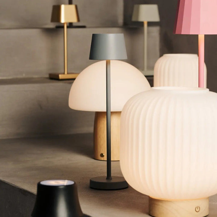 Fynn Lichtbruine houten lamp – Oplaadbaar, dimbaar en stijlvol