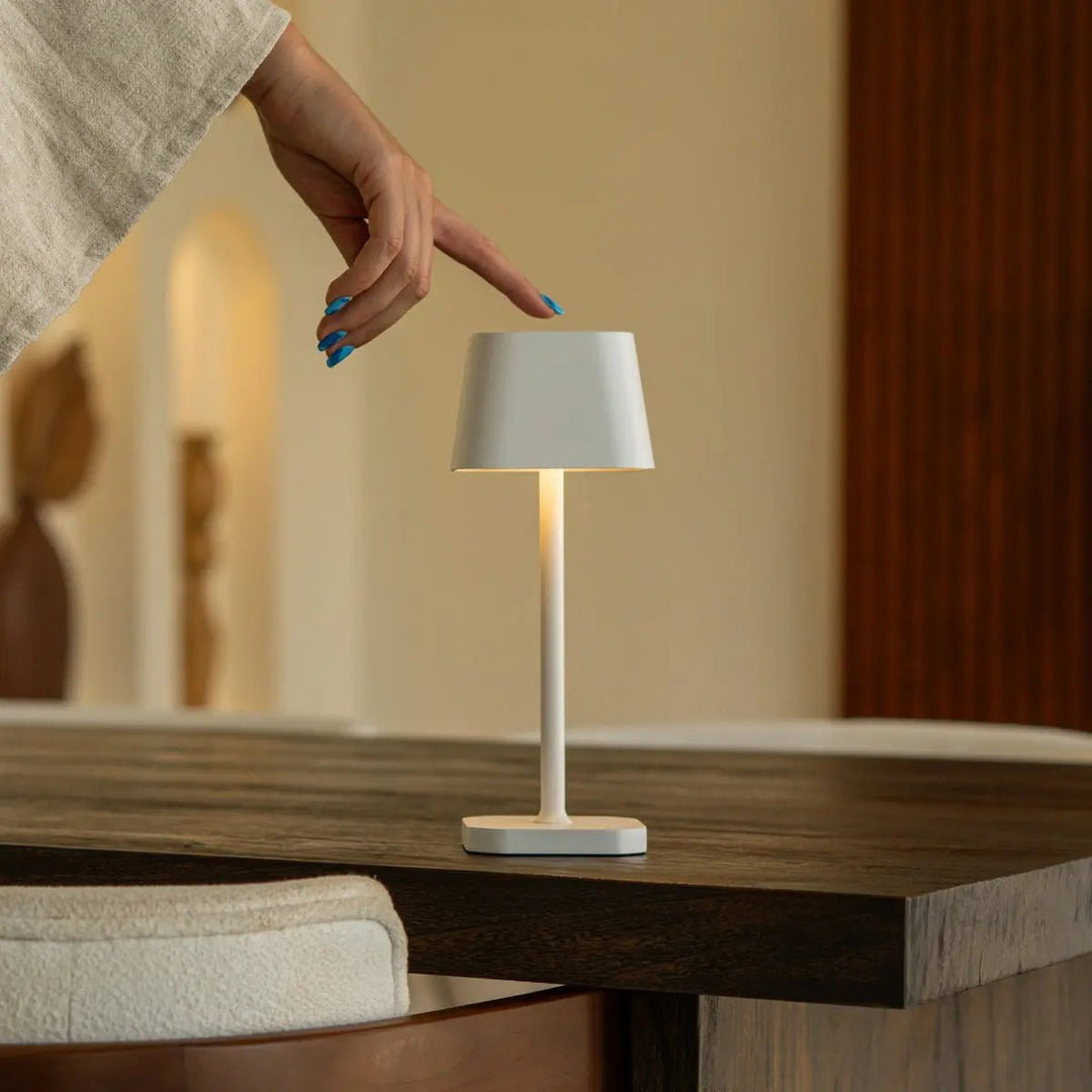 Ava witte oplaadbare tafellamp – stijlvolle, draadloze en dimbare verlichting