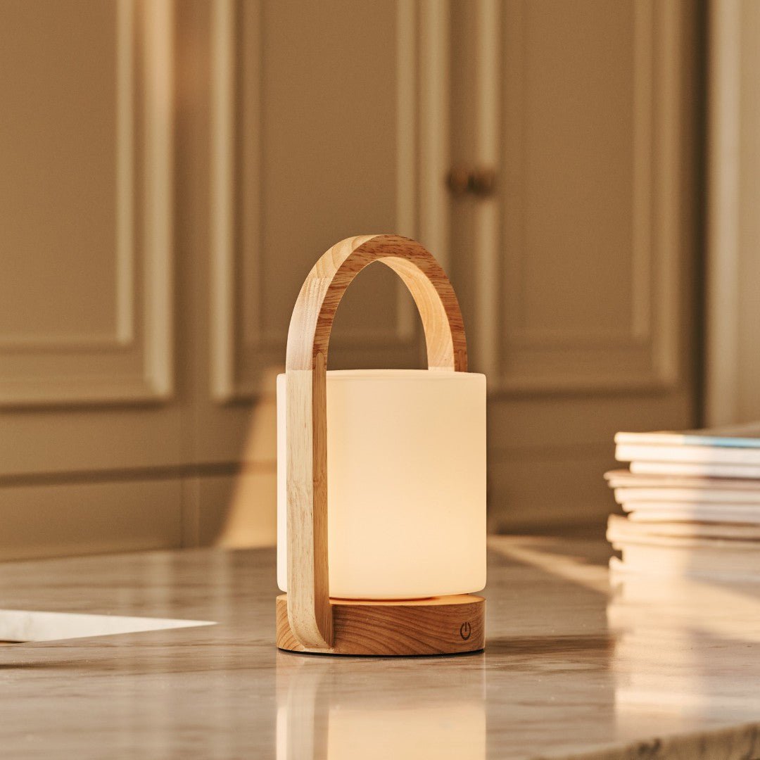 George lichtbruine houten oplaadbare lamp gecombineerd met matglas en een handvat