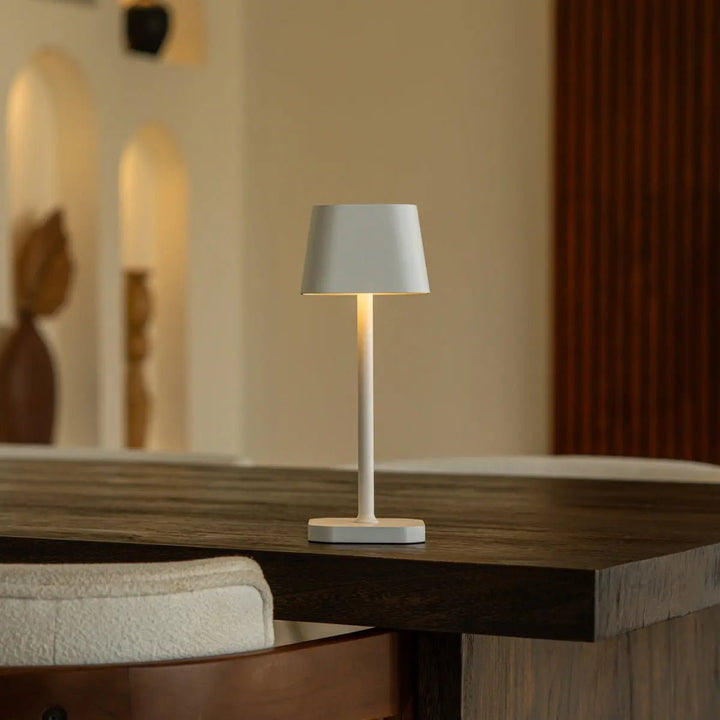 Ava witte oplaadbare tafellamp – stijlvolle, draadloze en dimbare verlichting