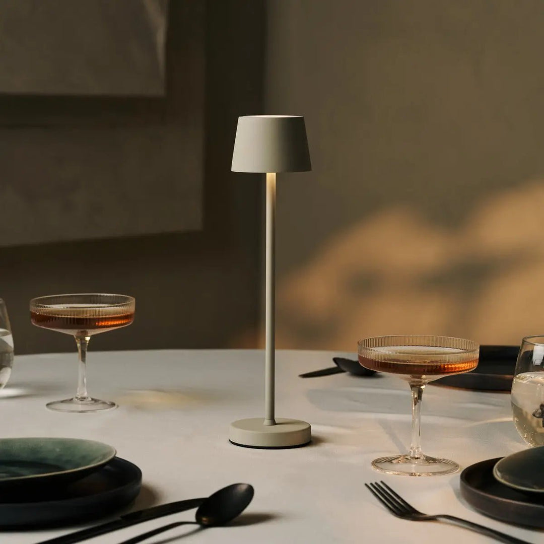Combi Set Professional-4 X Vondel Mini Shadow Gray Oplaadbare tafellampen & 1 x Amstel Wireless Lay Station met Q1-Technology-Perfecte lampen voor restaurants, gastvrijheid en hotels