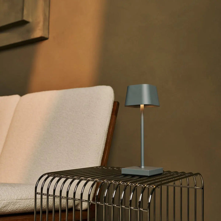 Sarphati Mini Mouse Gray Draadloze tafellamp perfect voor horeca -industrie - Draadloos oplaadbaar via laadstation, dimbare lamp en 3 lichtmodi
