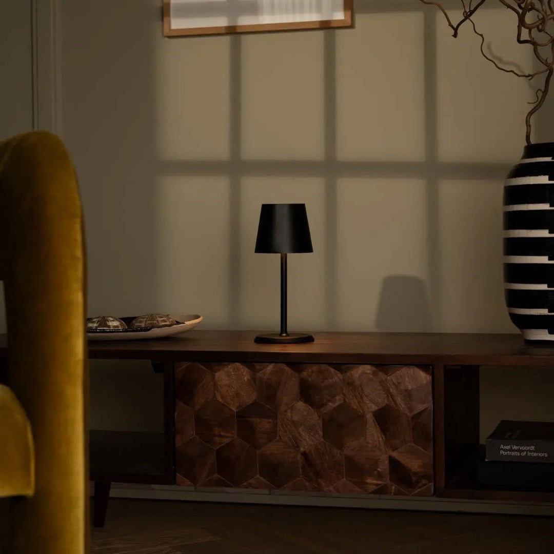 James Black oplaadbare ijzeren tafellamp – draadloos, dimbaar en elegant