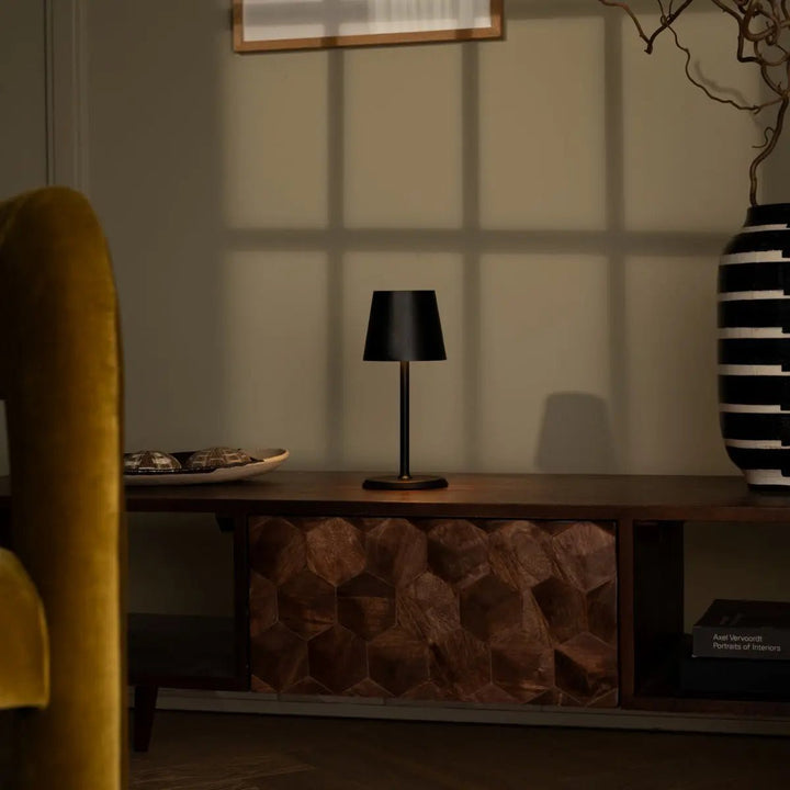 James Black oplaadbare ijzeren tafellamp – draadloos, dimbaar en elegant